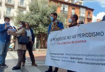 La Asociación de la Prensa de Valladolid revindica el valor del periodismo independiente El presidente de la APV, Juan Martín, en el momento de la lectura del manifiesto.