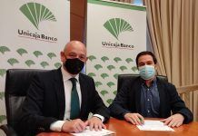 Unicaja Banco, patrocinador principal del XXV Premio Nacional de Periodismo Miguel Delibes de la APV Fernando Ríos, en nombre de Unicaja Banco, y Juan Martín, presidente de la APV, durante la firma del acuerdo (UNICAJA-APV)