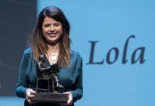 Lola Pons: “Este premio es fundamental para la lengua española y para el periodismo hispánico” Lola Pons con la estatuilla de Miguel Delibes