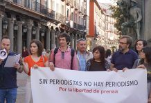 La Asociación de la Prensa de Valladolid reclama que se aumenten las medidas para proteger la libertad de prensa y el trabajo de los periodistas Junta directiva y asociados/as de la APV en la lectura del manifiesto