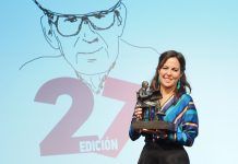 Mara Torres: “Las palabras están vivas, se expanden, se enriquecen y se hacen infinitas” Mara Torres con la estatuilla de Delibes