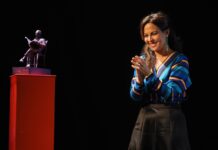 LA APV AMPLÍA HASTA EL LUNES 18 DE NOVIEMBRE EL PLAZO DE PRESENTACIÓN DE CANDIDATURAS PARA EL XXVIII PREMIO NACIONAL DE PERIODISMO MIGUEL DELIBES Mara Torres junto a la estatuilla del premio