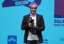 Óscar Torres: «Es nuestro deber como servicio público cuidar nuestro idioma» Óscar Torres con la escultura de Miguel Delibes