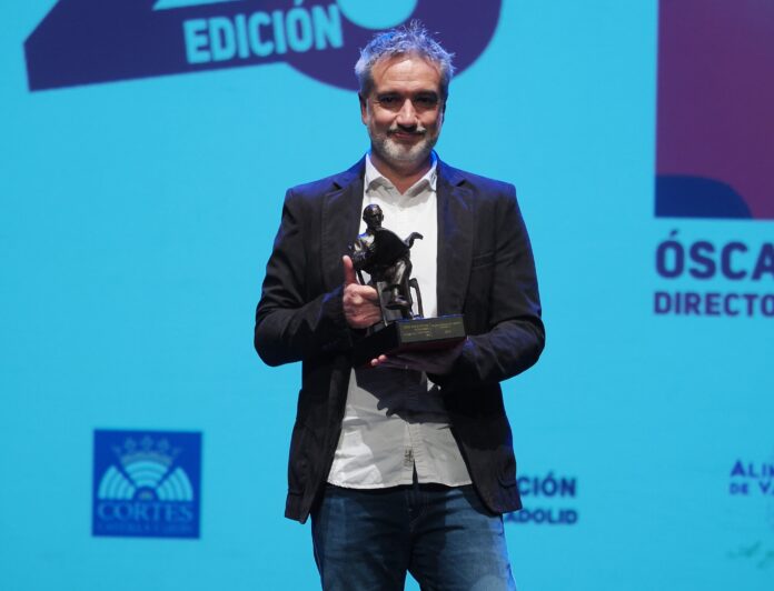 Óscar Torres con la escultura de Miguel Delibes