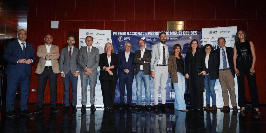Imagen de los ganadores con organizadores, patrocinadores, colaboradores y autoridades. 