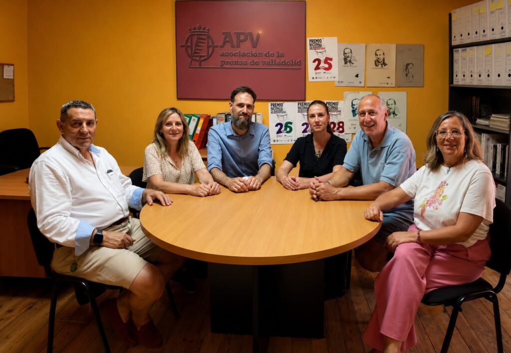De izquierda a derecha: Luis Neira (tesorero), Tamara Crespo (secretaria general), Fernando Sanz (presidente), Patricia García del Río (tesorera), José Luis Arranz (vicepresidente), y Gracia Quintana (secretaria general adjunta).